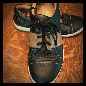 Vionic casual shoe